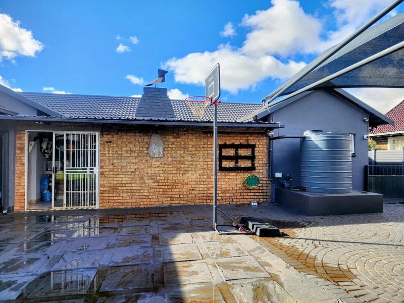 4 Bedroom Property for Sale in Helikonpark Gauteng