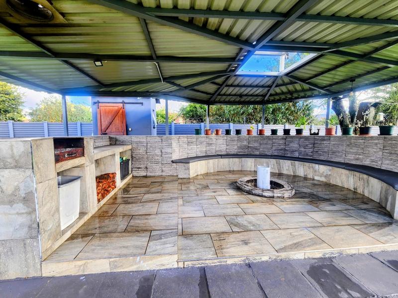 4 Bedroom Property for Sale in Helikonpark Gauteng
