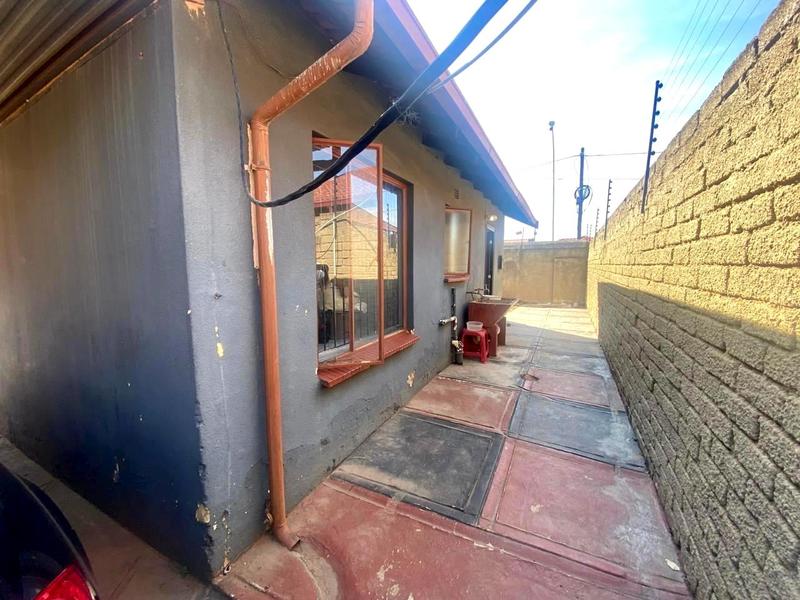 To Let 2 Bedroom Property for Rent in Protea North Gauteng