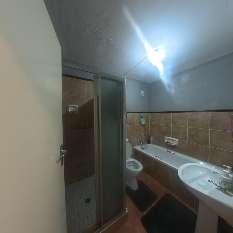 2 Bedroom Property for Sale in Die Hoewes Gauteng