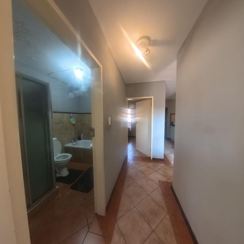 2 Bedroom Property for Sale in Die Hoewes Gauteng