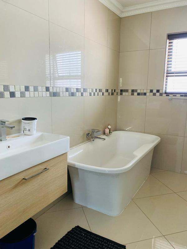 4 Bedroom Property for Sale in Birchleigh North Gauteng