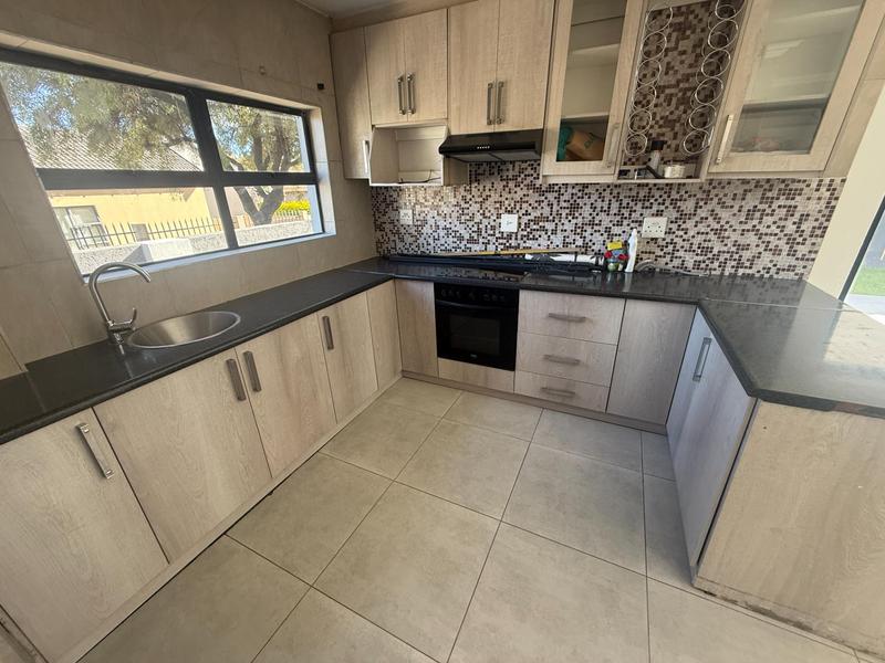 To Let 3 Bedroom Property for Rent in Summerfields Estate Gauteng