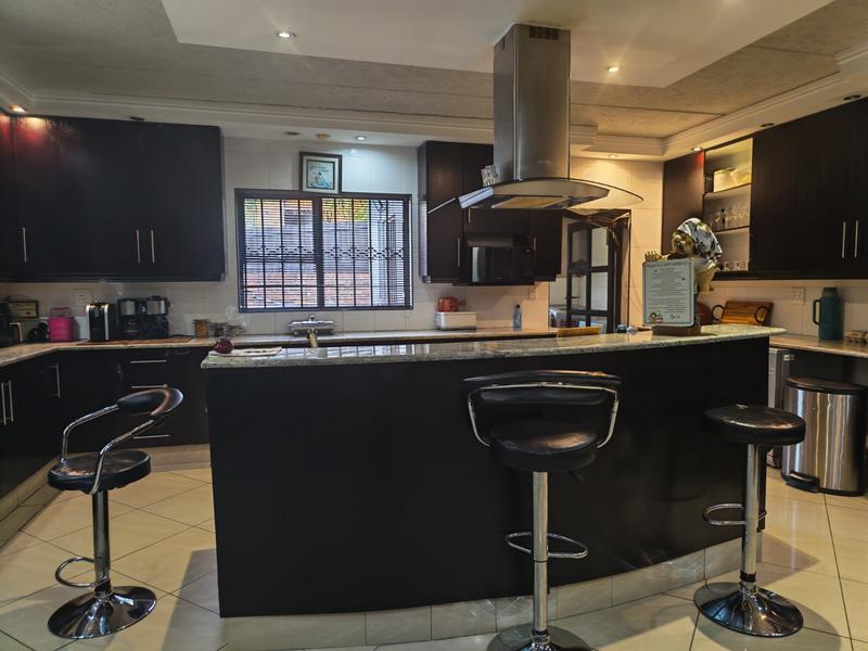 6 Bedroom Property for Sale in Glenvista Gauteng