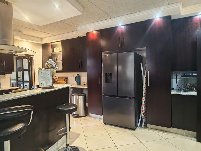 6 Bedroom Property for Sale in Glenvista Gauteng