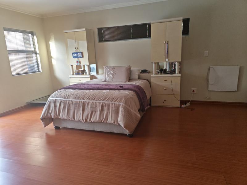 6 Bedroom Property for Sale in Glenvista Gauteng