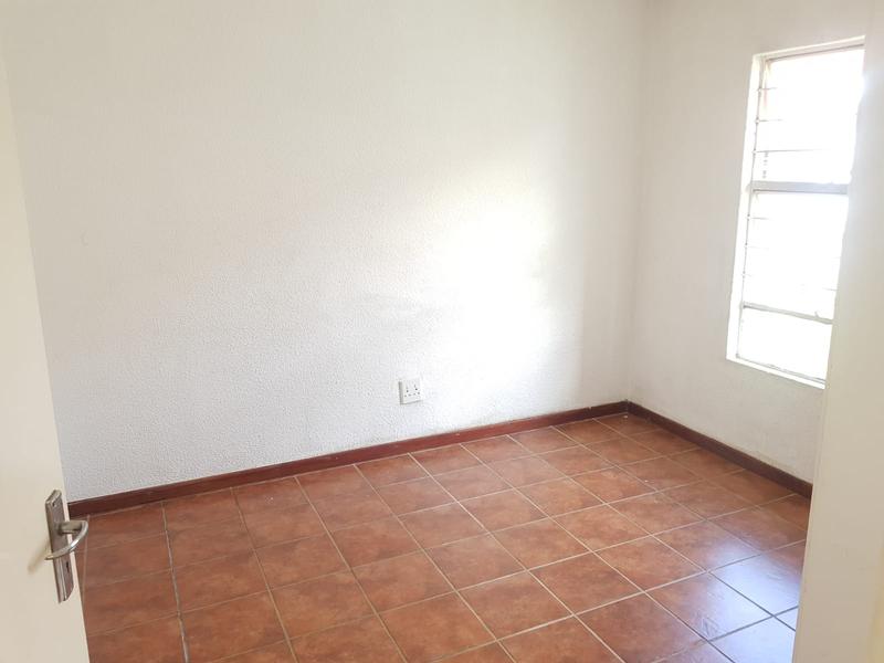 To Let 2 Bedroom Property for Rent in Aureus Gauteng