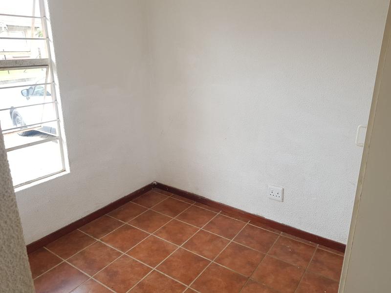 To Let 2 Bedroom Property for Rent in Aureus Gauteng