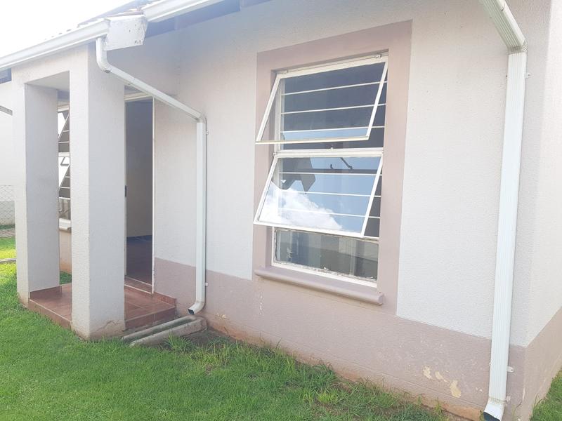 To Let 2 Bedroom Property for Rent in Aureus Gauteng