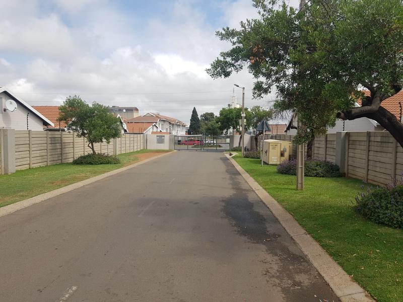 To Let 2 Bedroom Property for Rent in Aureus Gauteng
