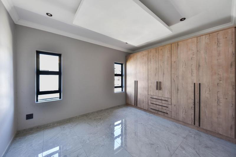 5 Bedroom Property for Sale in Six Fountains Residential Estate Gauteng