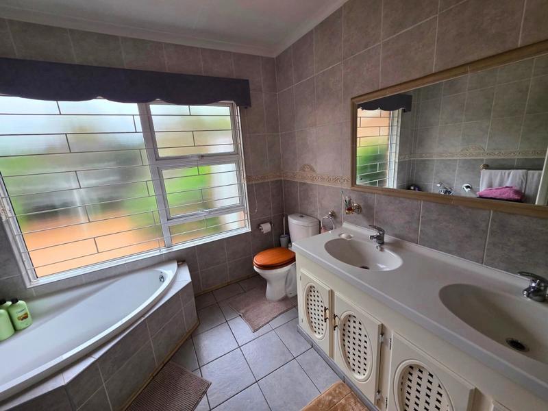 4 Bedroom Property for Sale in Glen Marais Gauteng