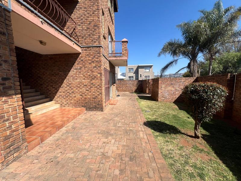 To Let 1 Bedroom Property for Rent in Weltevreden Park Gauteng