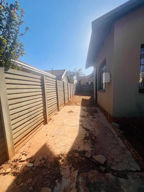 To Let 3 Bedroom Property for Rent in Protea North Gauteng