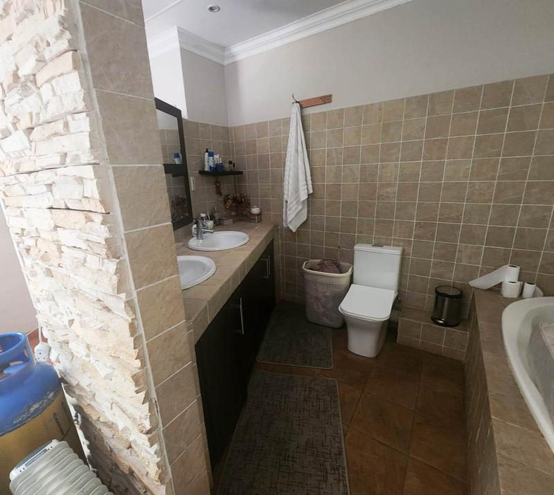 To Let 4 Bedroom Property for Rent in Magaliessig Gauteng