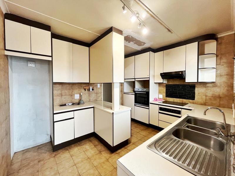 6 Bedroom Property for Sale in Blairgowrie Gauteng