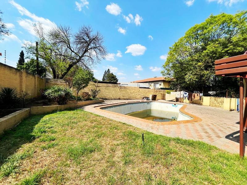 6 Bedroom Property for Sale in Blairgowrie Gauteng