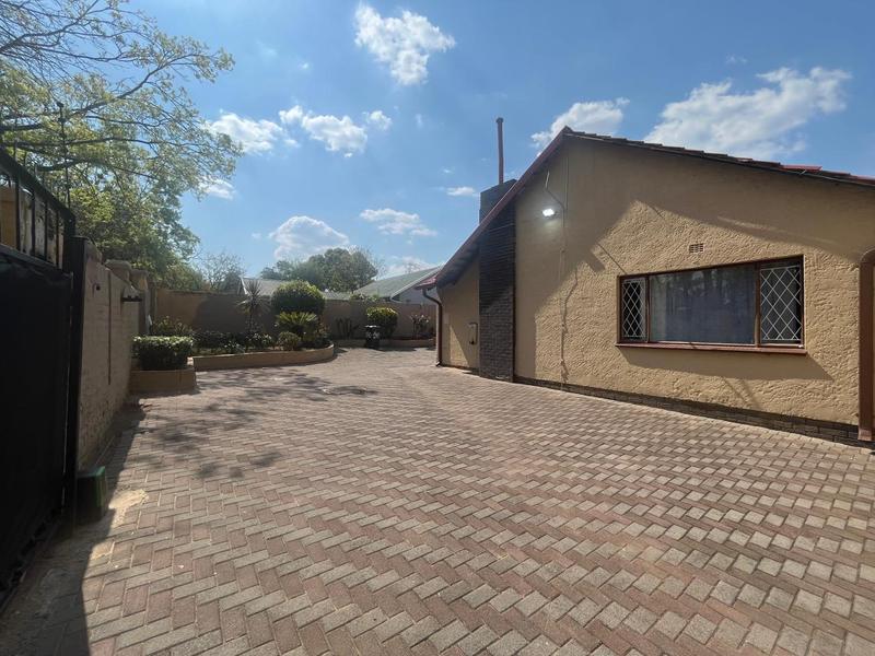 6 Bedroom Property for Sale in Blairgowrie Gauteng