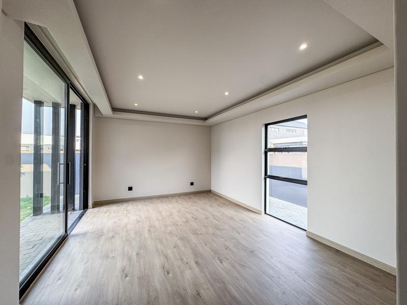 5 Bedroom Property for Sale in Midstream Heights Gauteng