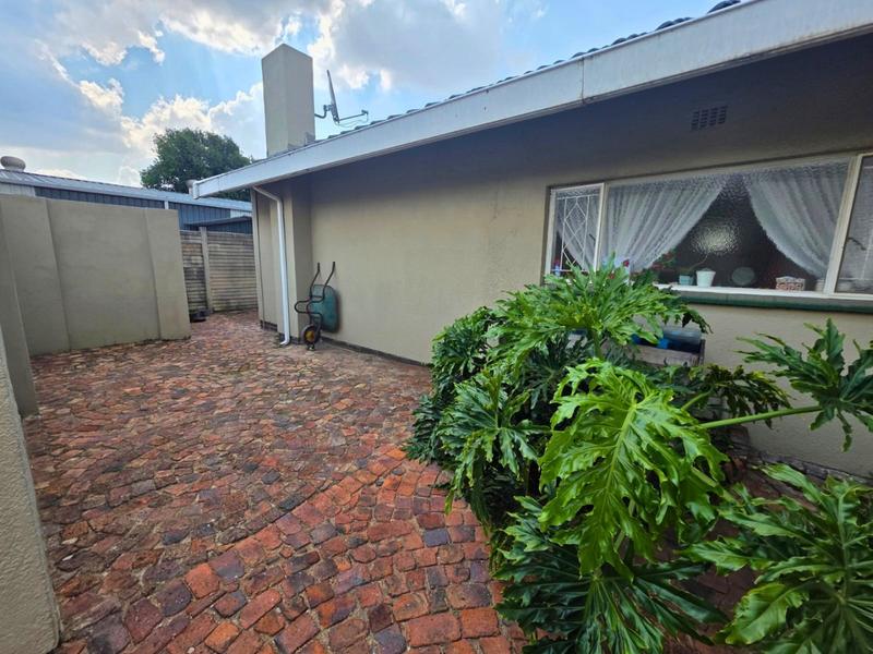 To Let 2 Bedroom Property for Rent in Nimrodpark Gauteng