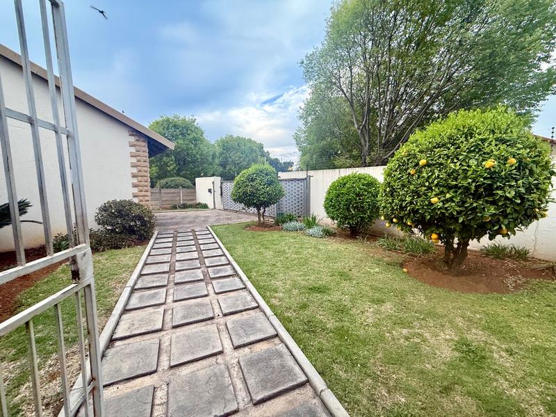5 Bedroom Property for Sale in Flora Gardens Gauteng