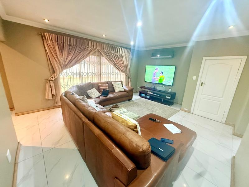 5 Bedroom Property for Sale in Flora Gardens Gauteng