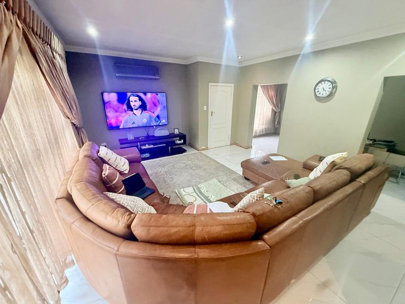 5 Bedroom Property for Sale in Flora Gardens Gauteng