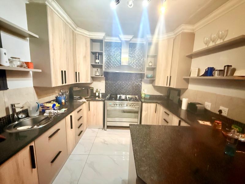 5 Bedroom Property for Sale in Flora Gardens Gauteng