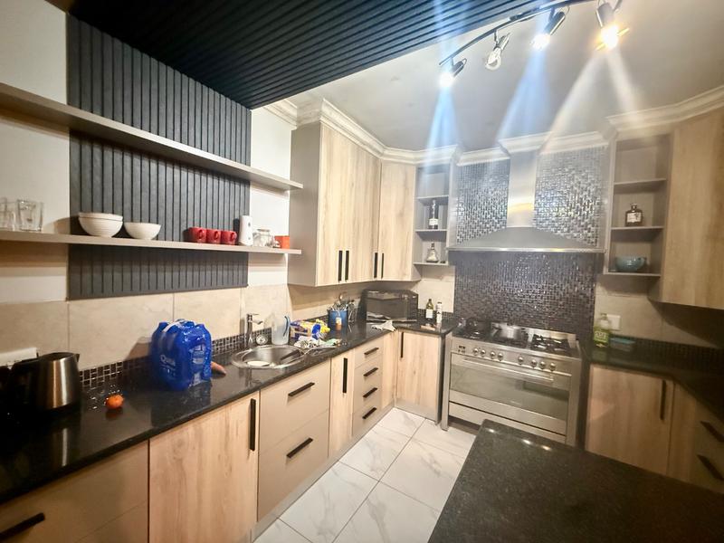 5 Bedroom Property for Sale in Flora Gardens Gauteng