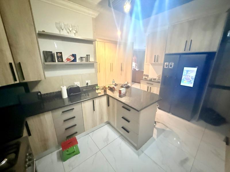 5 Bedroom Property for Sale in Flora Gardens Gauteng