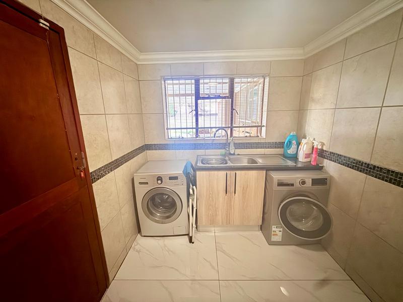 5 Bedroom Property for Sale in Flora Gardens Gauteng