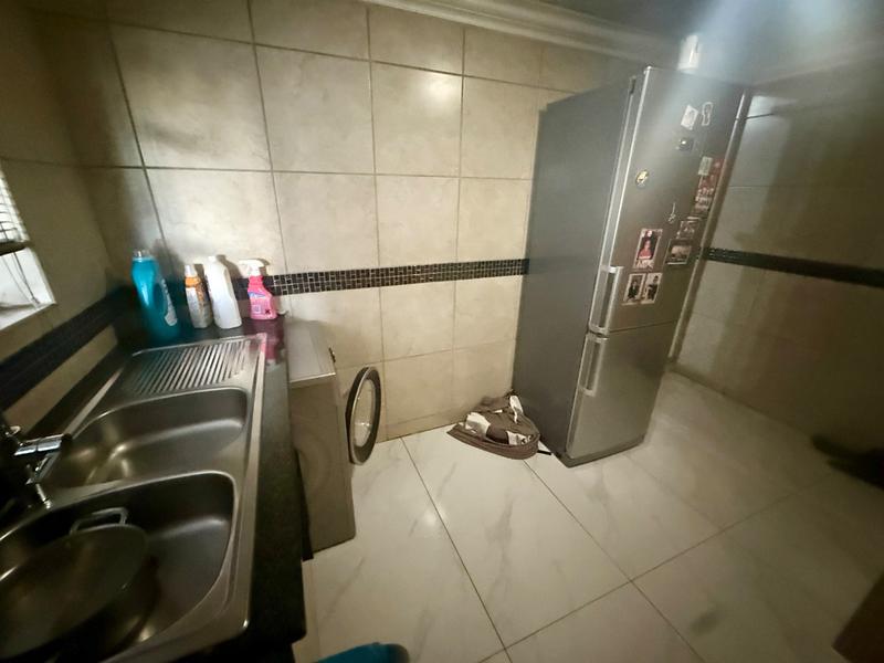 5 Bedroom Property for Sale in Flora Gardens Gauteng