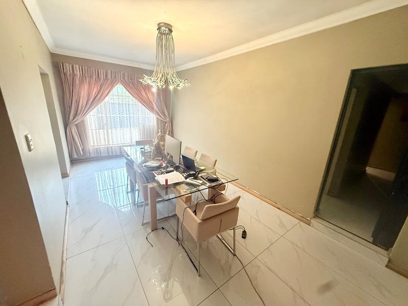 5 Bedroom Property for Sale in Flora Gardens Gauteng