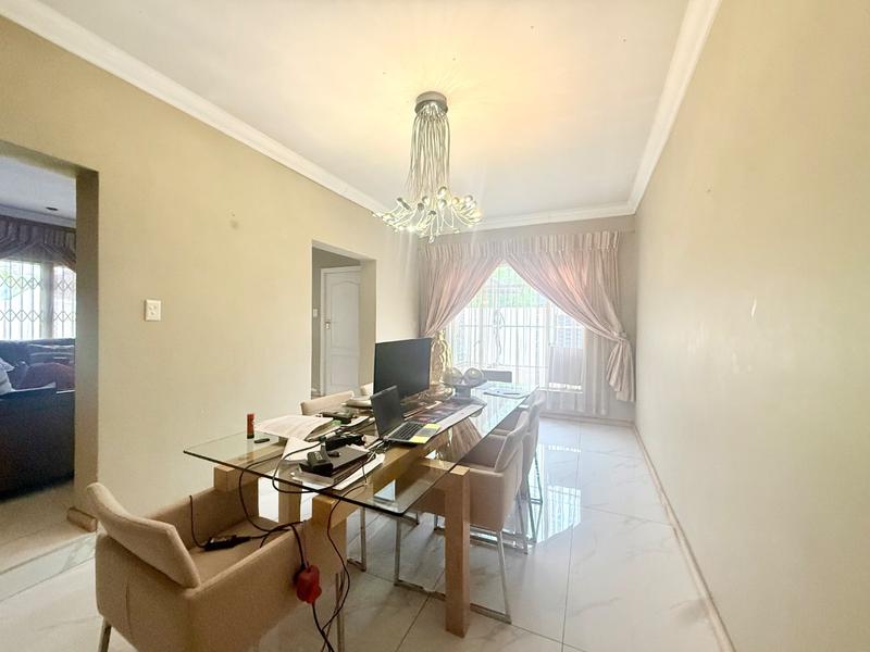 5 Bedroom Property for Sale in Flora Gardens Gauteng