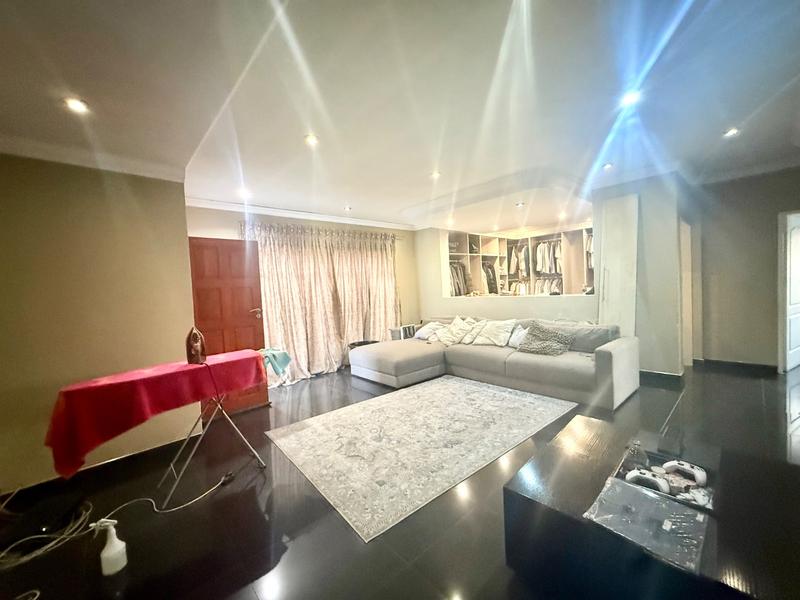 5 Bedroom Property for Sale in Flora Gardens Gauteng