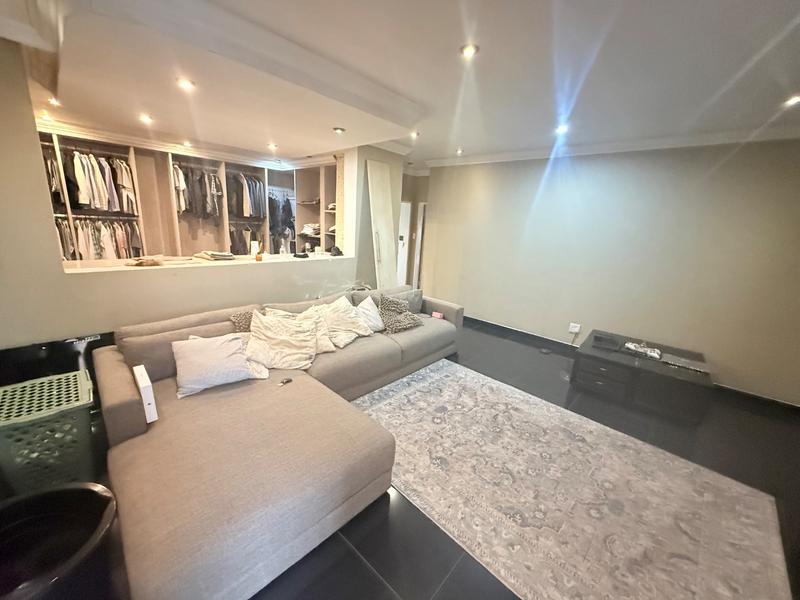 5 Bedroom Property for Sale in Flora Gardens Gauteng