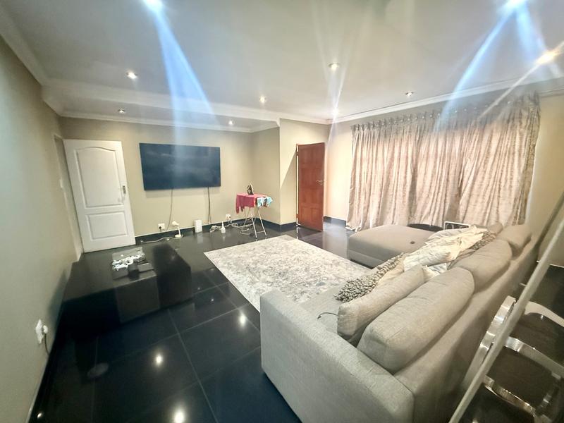 5 Bedroom Property for Sale in Flora Gardens Gauteng