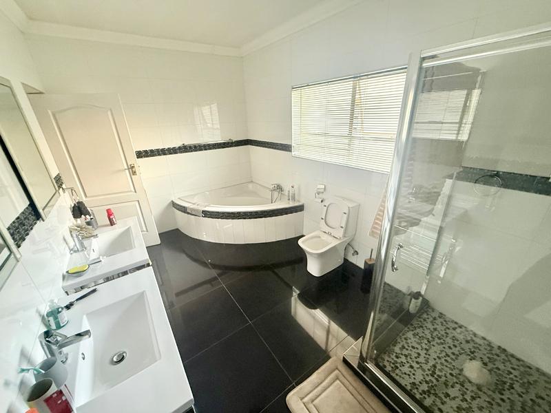 5 Bedroom Property for Sale in Flora Gardens Gauteng