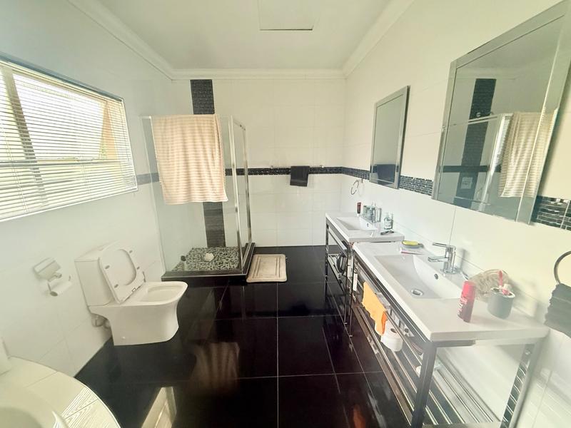 5 Bedroom Property for Sale in Flora Gardens Gauteng