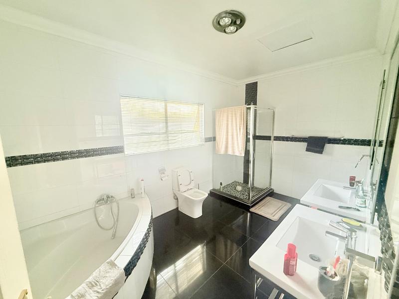 5 Bedroom Property for Sale in Flora Gardens Gauteng