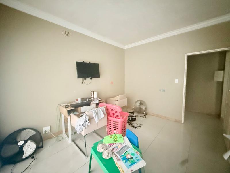 5 Bedroom Property for Sale in Flora Gardens Gauteng