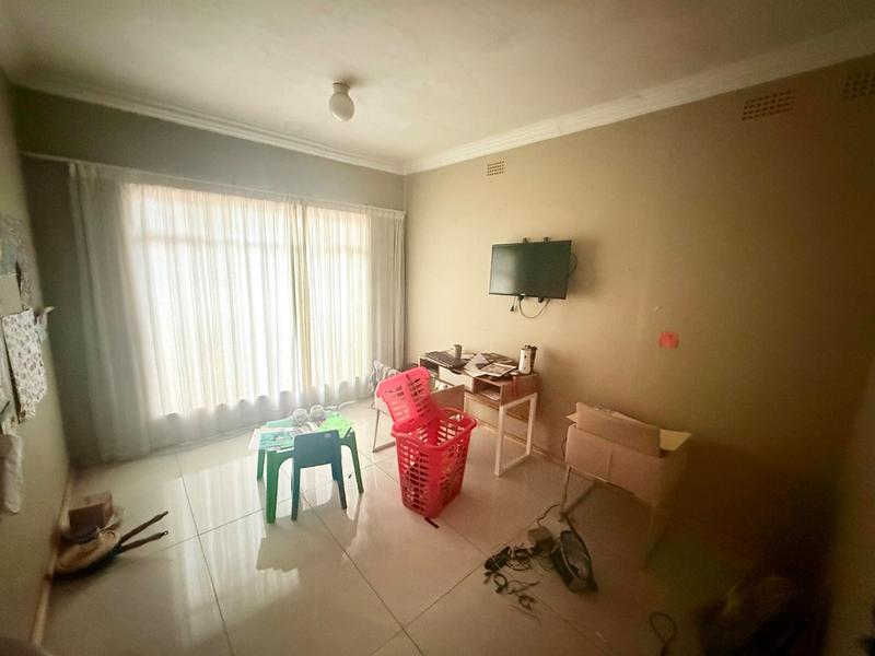 5 Bedroom Property for Sale in Flora Gardens Gauteng