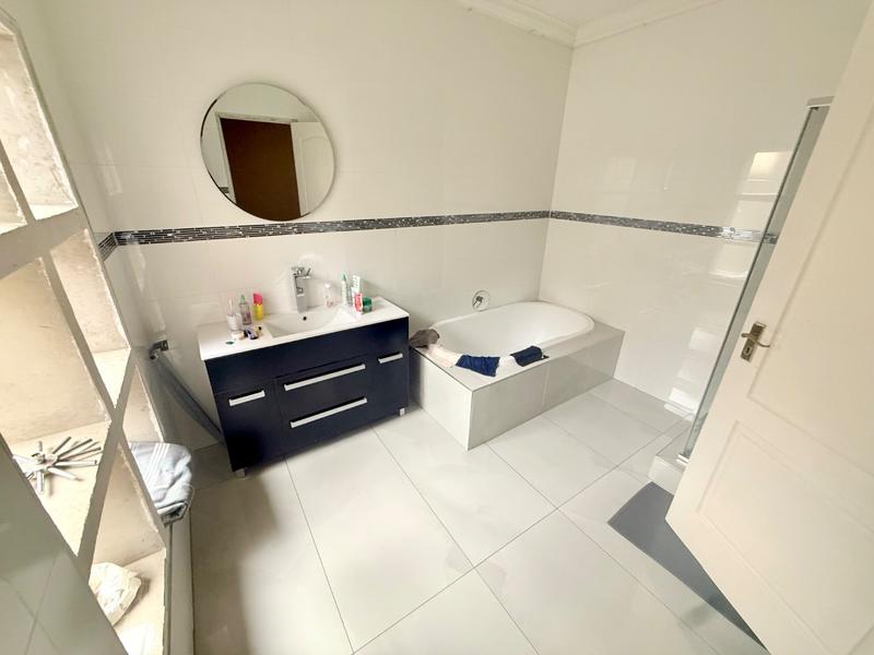 5 Bedroom Property for Sale in Flora Gardens Gauteng