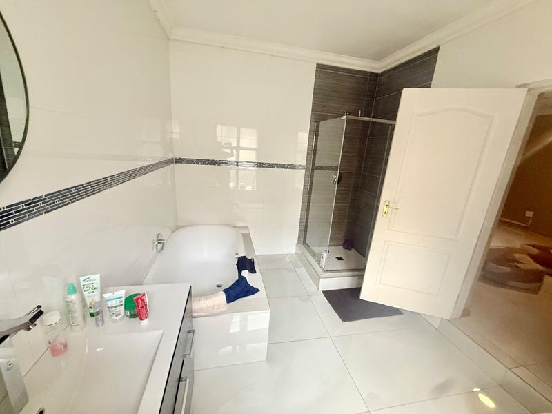 5 Bedroom Property for Sale in Flora Gardens Gauteng