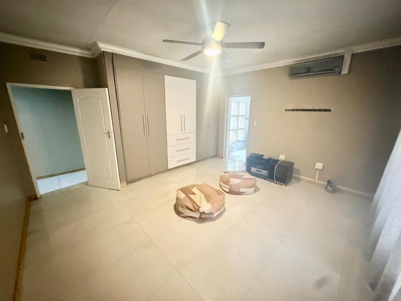 5 Bedroom Property for Sale in Flora Gardens Gauteng