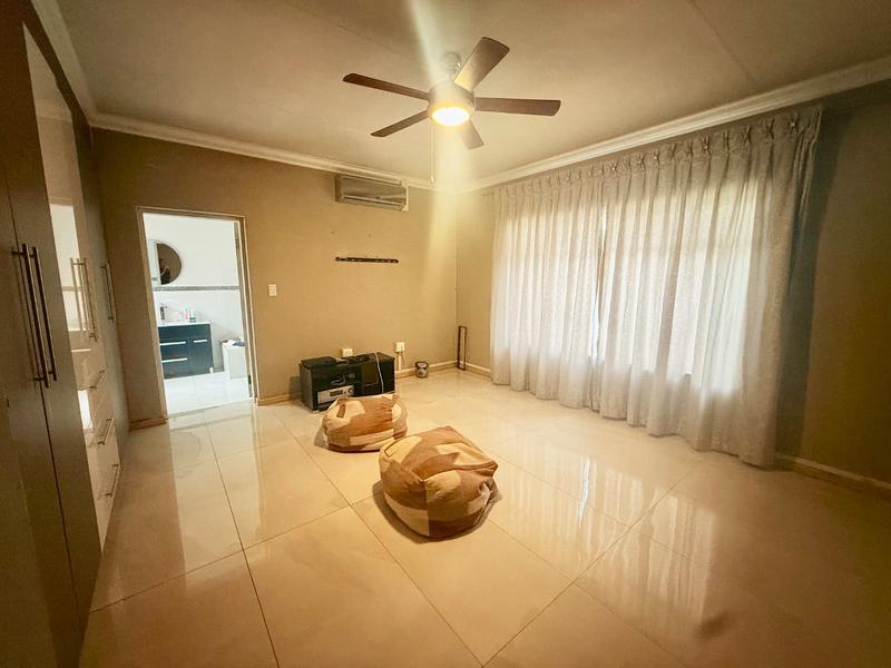 5 Bedroom Property for Sale in Flora Gardens Gauteng