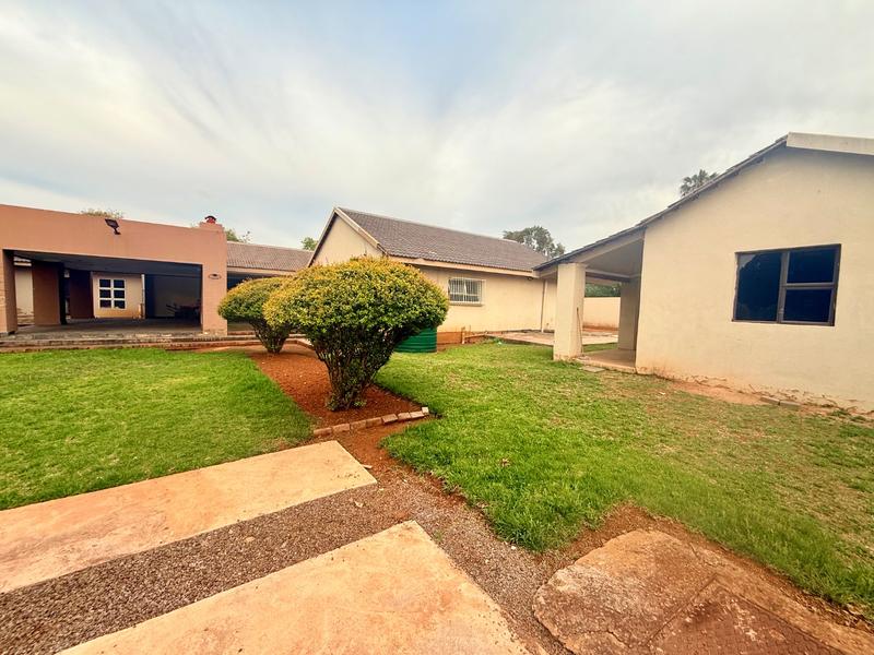 5 Bedroom Property for Sale in Flora Gardens Gauteng