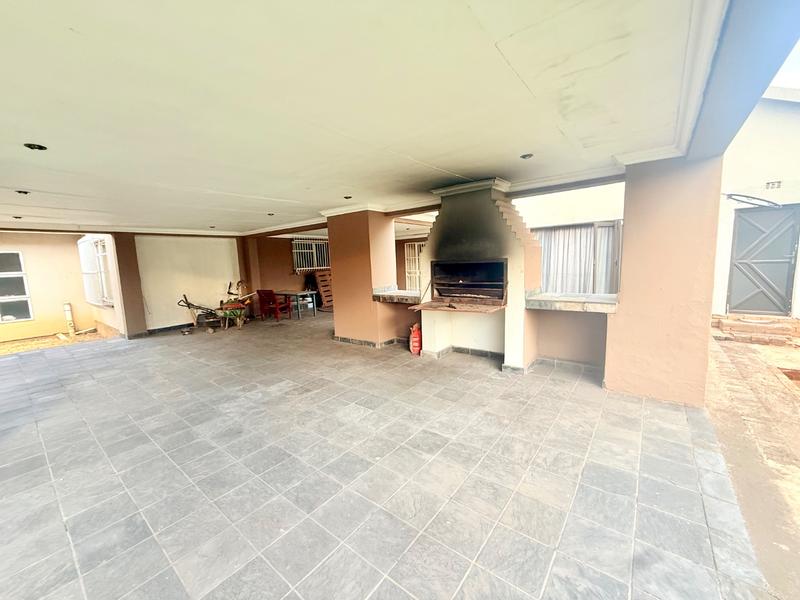 5 Bedroom Property for Sale in Flora Gardens Gauteng