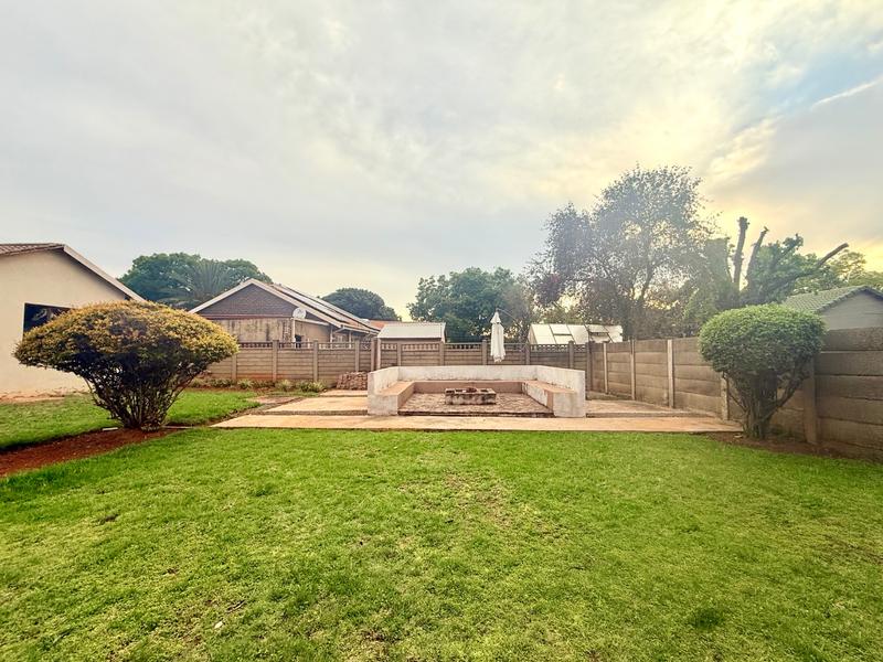 5 Bedroom Property for Sale in Flora Gardens Gauteng