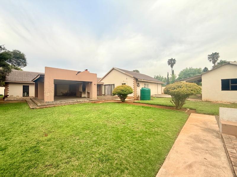5 Bedroom Property for Sale in Flora Gardens Gauteng